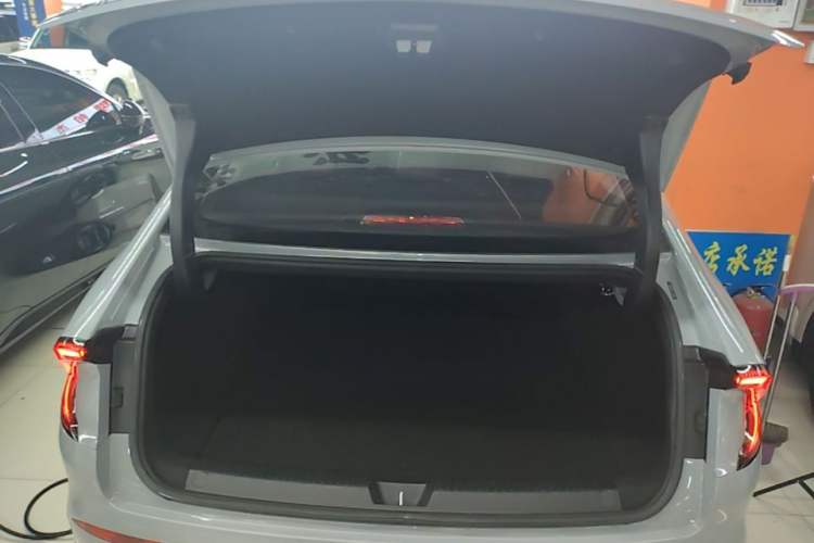 Used Wuling Xingguang 2024 Co-Creation Edition 510 Advanced Model Trunk
