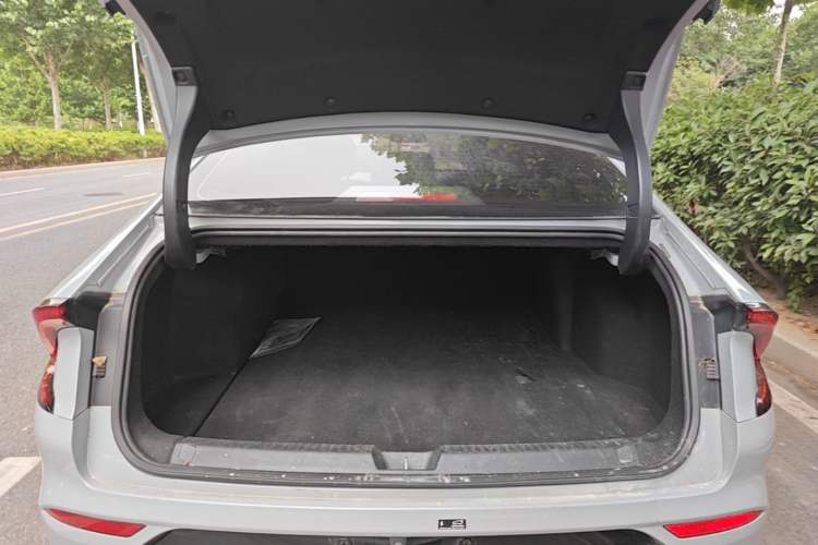 Used Wuling Xingguang 2024 Co-Creation Edition 510 Advanced Model Trunk