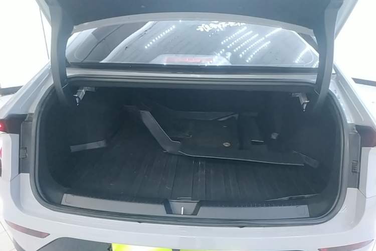 Used Wuling Xingguang 2024 Co-Creation Edition 510 Advanced Model Trunk
