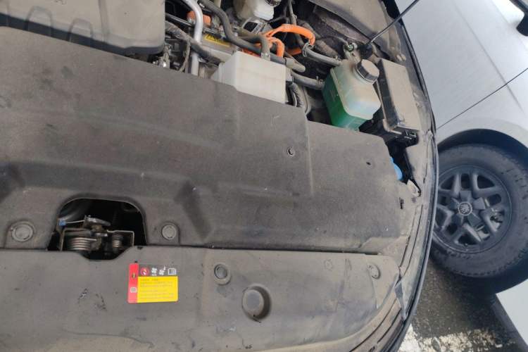 Used Wuling Xingguang 2024 Co-creation Edition 150 Standard Model Engine Bay Left