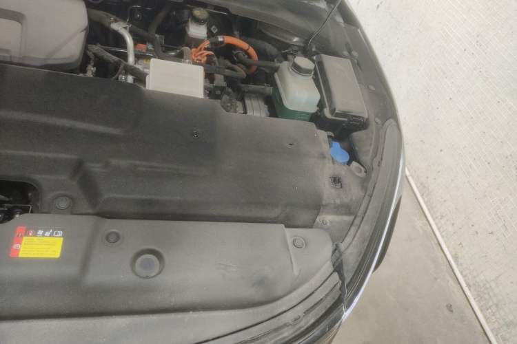 Used Wuling Xingguang 2024 Co-Creation Edition 150 Advanced Model Engine Bay Left