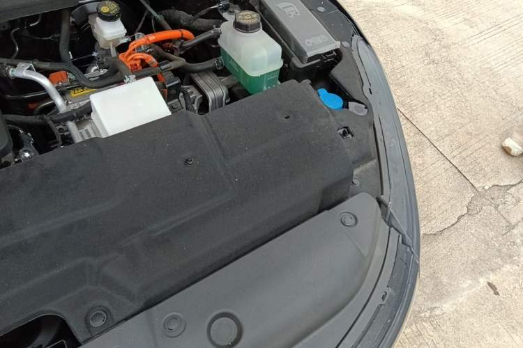 Used Wuling Xingguang 2024 Co-creation Edition 150 Standard Model Engine Bay Left