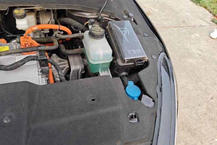 Used Wuling Xingguang 2024 Co-Creation Edition 150 Flagship Model Engine Bay Left
