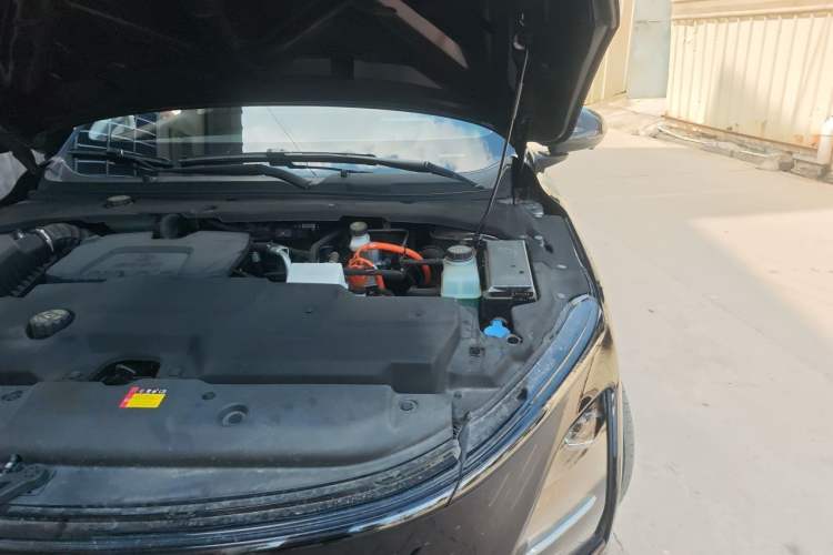 Used Wuling Xingguang 2024 Co-Creation Edition 70 Standard Model Engine Bay Left