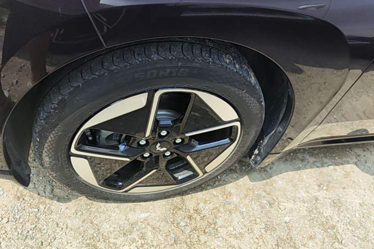 Used Wuling Xingguang 2024 Co-Creation Edition 150 Flagship Model Left Front Wheel Hub