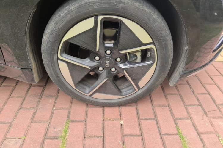 Used Wuling Xingguang 2024 Co-Creation Edition 150 Flagship Model Right Front Wheel Hub