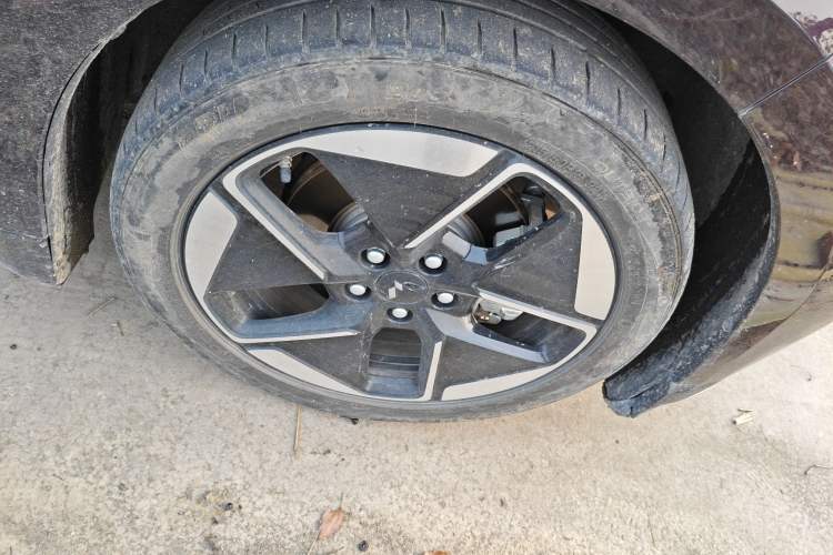 Used Wuling Xingguang 2024 Co-Creation Edition 150 Flagship Model Right Front Wheel Hub