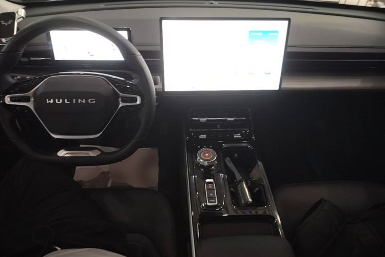 Used Wuling Xingguang 2024 Co-Creation Edition 510 Advanced Model Center Console