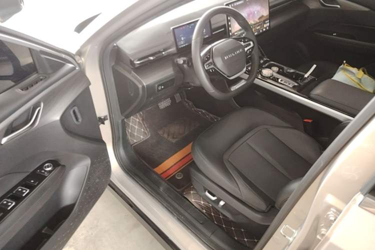 Used Wuling Xingguang 2024 Co-Creation Edition 510 Advanced Model Driver Seat