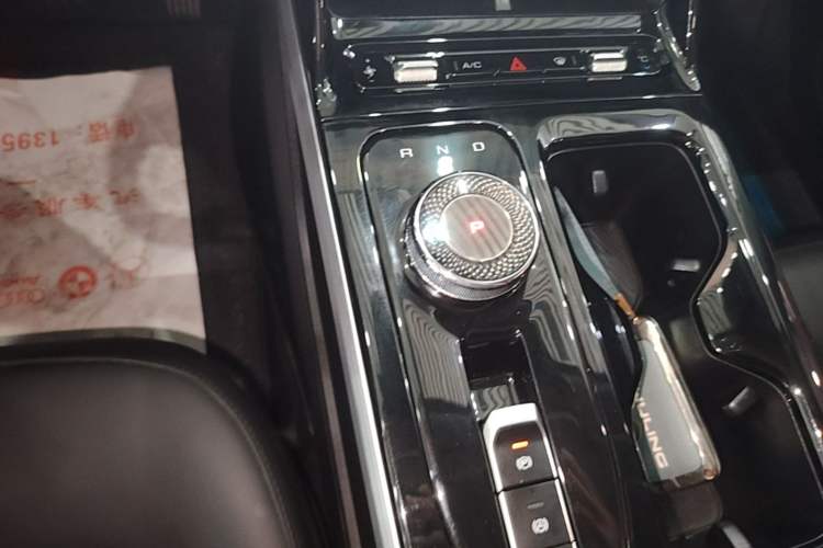 Used Wuling Xingguang 2024 Co-Creation Edition 510 Advanced Model Gear Lever