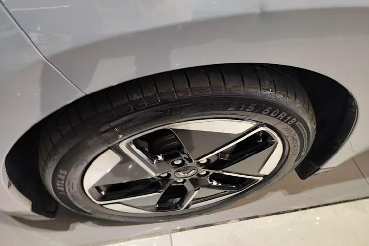 Used Wuling Xingguang 2024 Co-Creation Edition 510 Advanced Model Left Front Wheel Hub