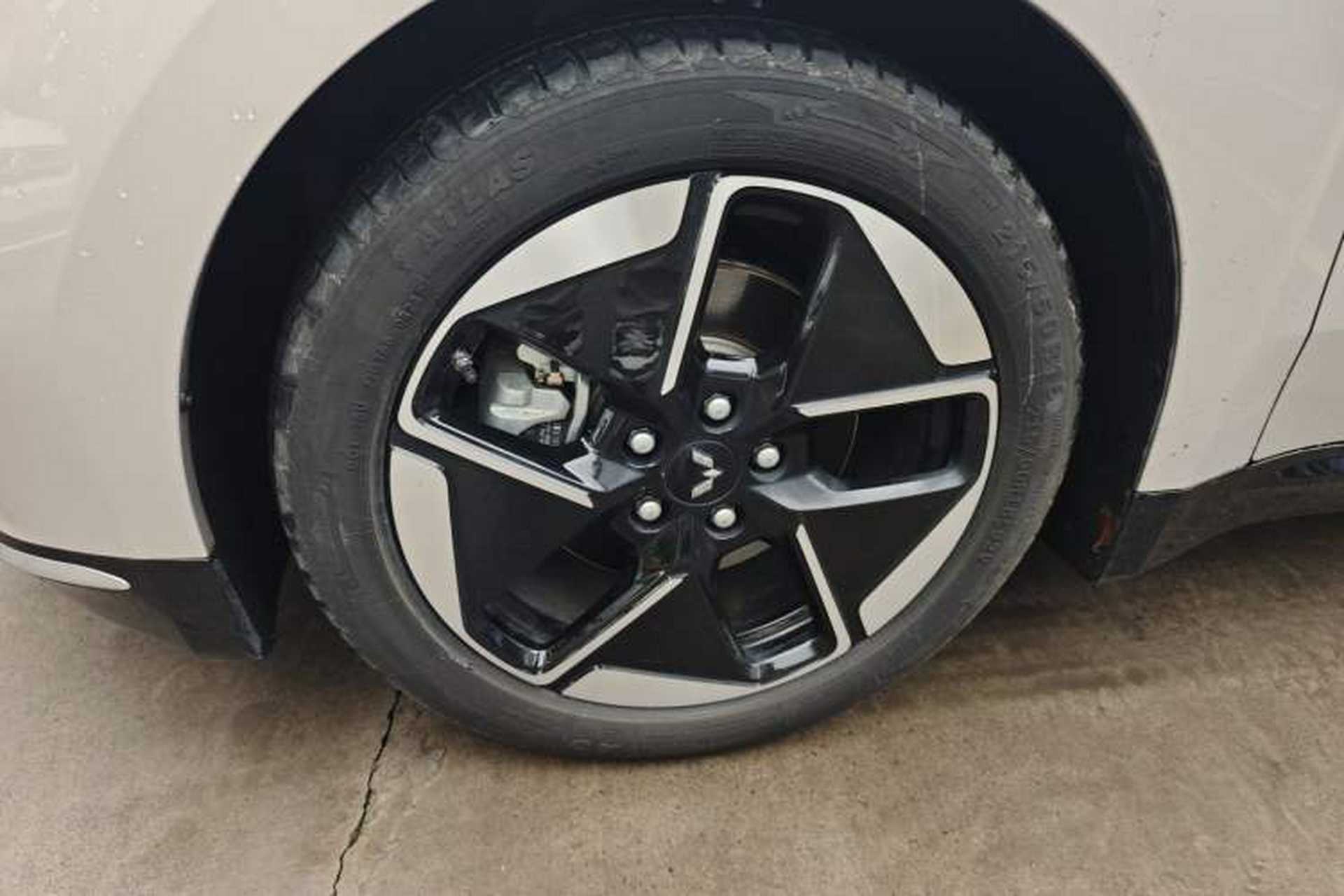 Used Wuling Xingguang 2024 Co-Creation Edition 510 Advanced Model Left Front Wheel Hub