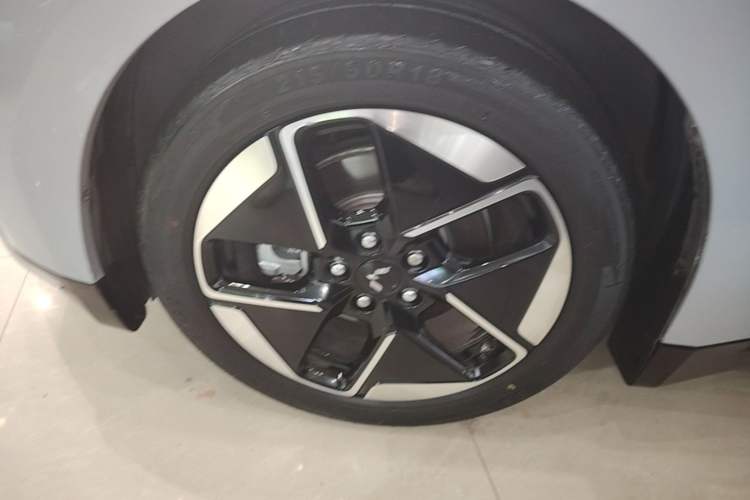 Used Wuling Xingguang 2024 Co-Creation Edition 510 Advanced Model Left Front Wheel Hub