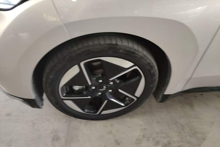 Used Wuling Xingguang 2024 Co-Creation Edition 510 Advanced Model Left Front Wheel Hub