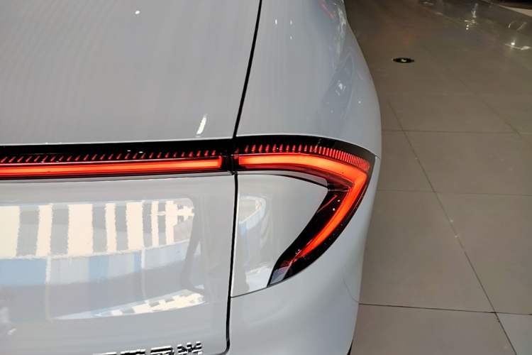 Used Wuling Xingguang 2024 Co-Creation Edition 510 Advanced Model Right Rear Taillight