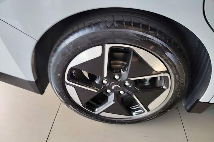Used Wuling Xingguang 2024 Co-Creation Edition 510 Advanced Model Right Rear Wheel Hub