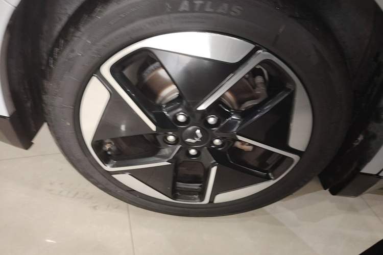 Used Wuling Xingguang 2024 Co-Creation Edition 510 Advanced Model Right Rear Wheel Hub