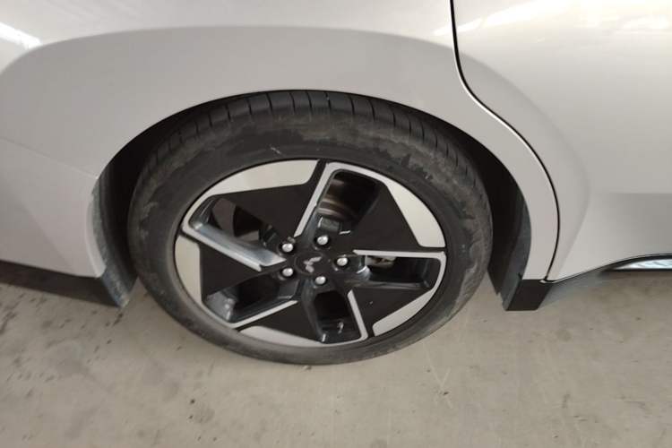 Used Wuling Xingguang 2024 Co-Creation Edition 510 Advanced Model Right Rear Wheel Hub