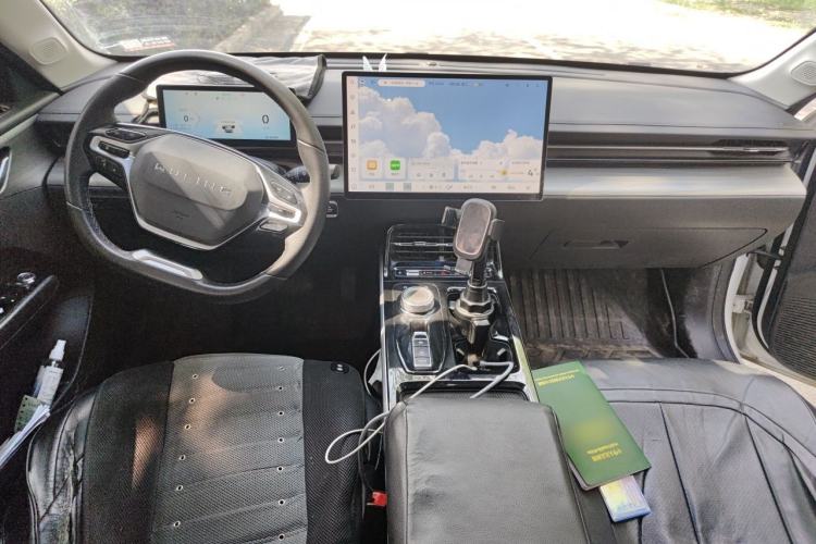 Used Wuling Xingguang 2024 Co-Creation Edition 510 Advanced Model Center Console