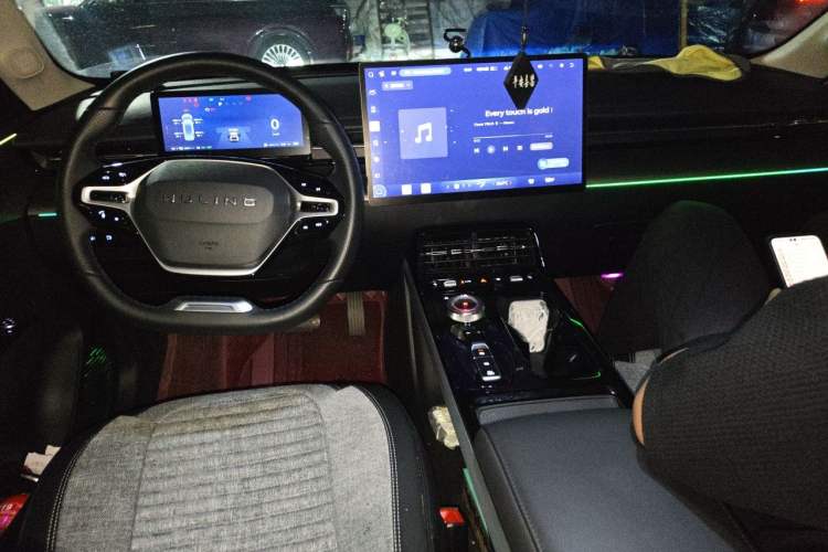 Used Wuling Xingguang 2024 Co-Creation Edition 150 Flagship Model Center Console