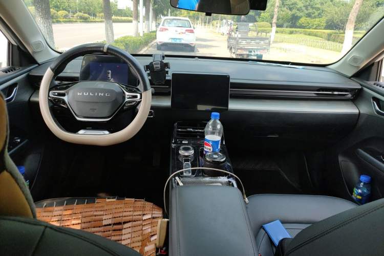 Used Wuling Xingguang 2024 Co-creation Edition 150 Standard Model Center Console