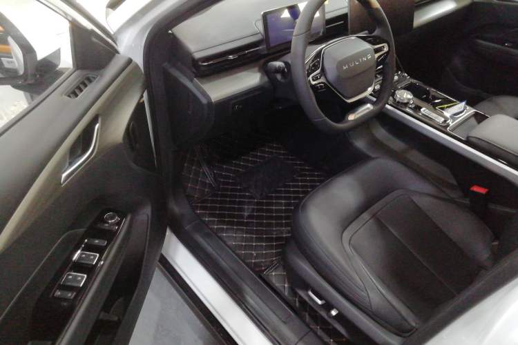 Used Wuling Xingguang 2024 Co-Creation Edition 510 Advanced Model Driver Seat