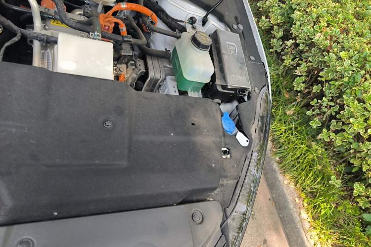 Used Wuling Xingguang 2024 Co-Creation Edition 70 Standard Model Engine Bay Left
