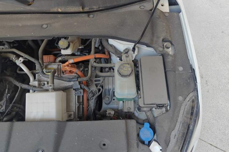 Used Wuling Xingguang 2024 Co-Creation Edition 70 Standard Model Engine Bay Left