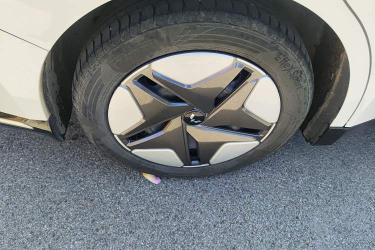 Used Wuling Xingguang 2024 Co-Creation Edition 410 Standard Model Exterior 5