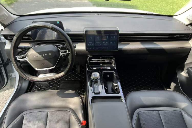 Used Wuling Xingguang 2024 Co-Creation Edition 70 Standard Model Interior 1