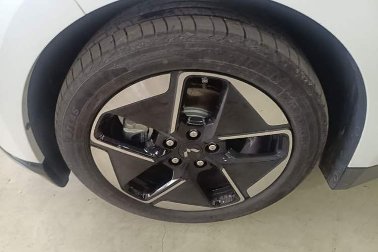 Used Wuling Xingguang 2024 Co-Creation Edition 150 Flagship Model Left Front Wheel Hub