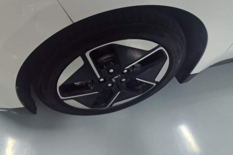 Used Wuling Xingguang 2024 Co-Creation Edition 510 Advanced Model Left Front Wheel Hub