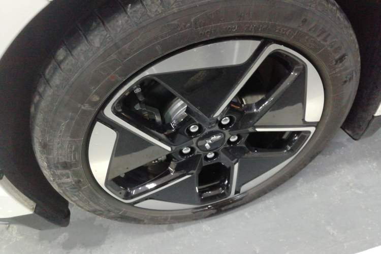 Used Wuling Xingguang 2024 Co-Creation Edition 510 Advanced Model Left Front Wheel Hub