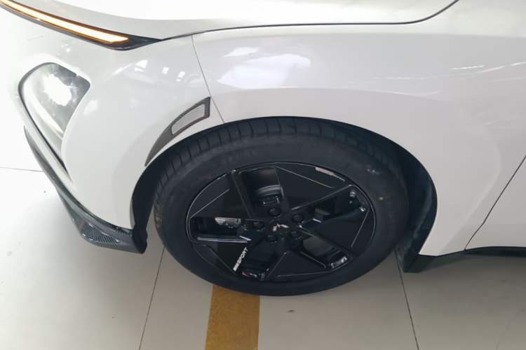 Used Wuling Xingguang 2024 Co-Creation Edition 150 Flagship Model Left Front Wheel Hub