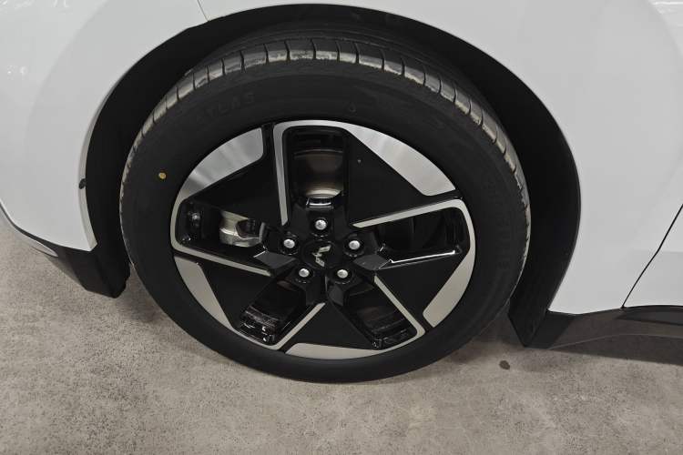Used Wuling Xingguang 2024 Co-Creation Edition 510 Advanced Model Left Front Wheel Hub