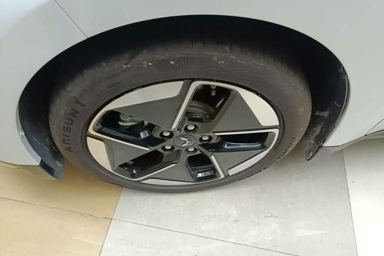 Used Wuling Xingguang 2024 Co-Creation Edition 510 Advanced Model Left Front Wheel Hub