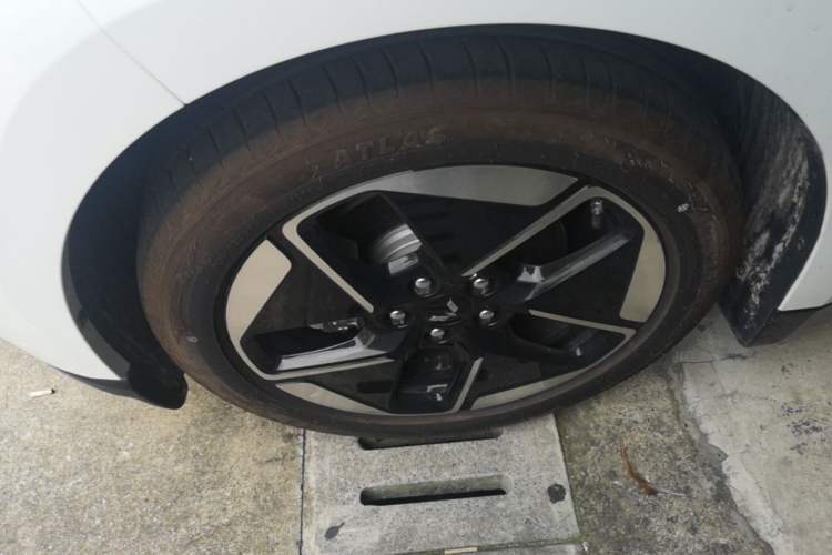 Used Wuling Xingguang 2024 Co-Creation Edition 150 Advanced Model Left Front Wheel Hub