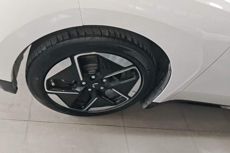 Used Wuling Xingguang 2024 Co-Creation Edition 510 Advanced Model Left Front Wheel Hub
