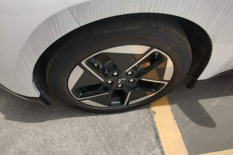 Used Wuling Xingguang 2024 Co-Creation Edition 150 Flagship Model Left Front Wheel Hub
