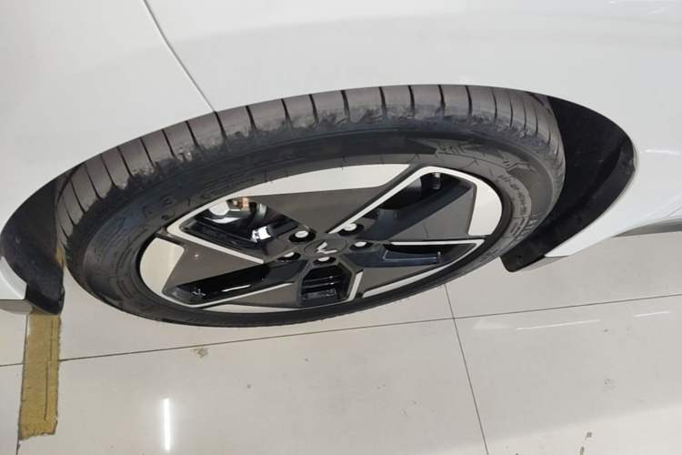 Used Wuling Xingguang 2024 Co-Creation Edition 510 Advanced Model Left Front Wheel Hub