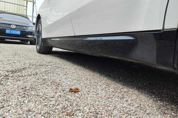 Used Wuling Xingguang 2024 Co-Creation Edition 410 Standard Model Left Side Sill