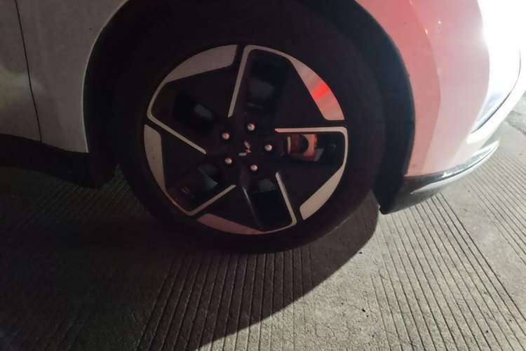 Used Wuling Xingguang 2024 Co-Creation Edition 150 Flagship Model Right Front Wheel Hub