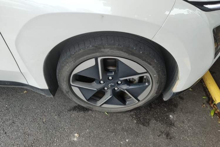 Used Wuling Xingguang 2024 Co-Creation Edition 150 Advanced Model Right Front Wheel Hub