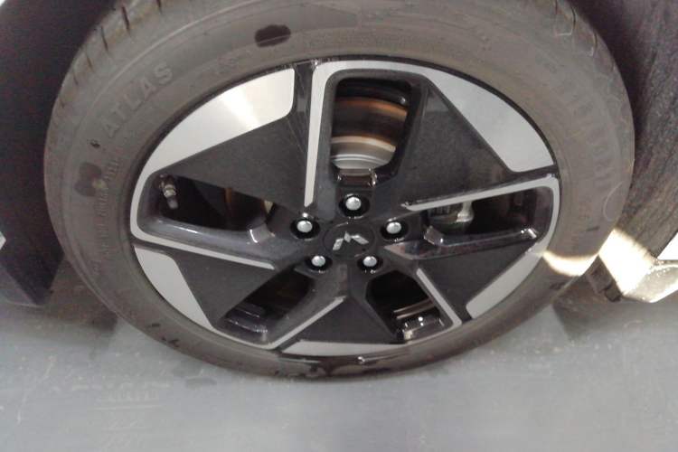 Used Wuling Xingguang 2024 Co-Creation Edition 510 Advanced Model Right Rear Wheel Hub