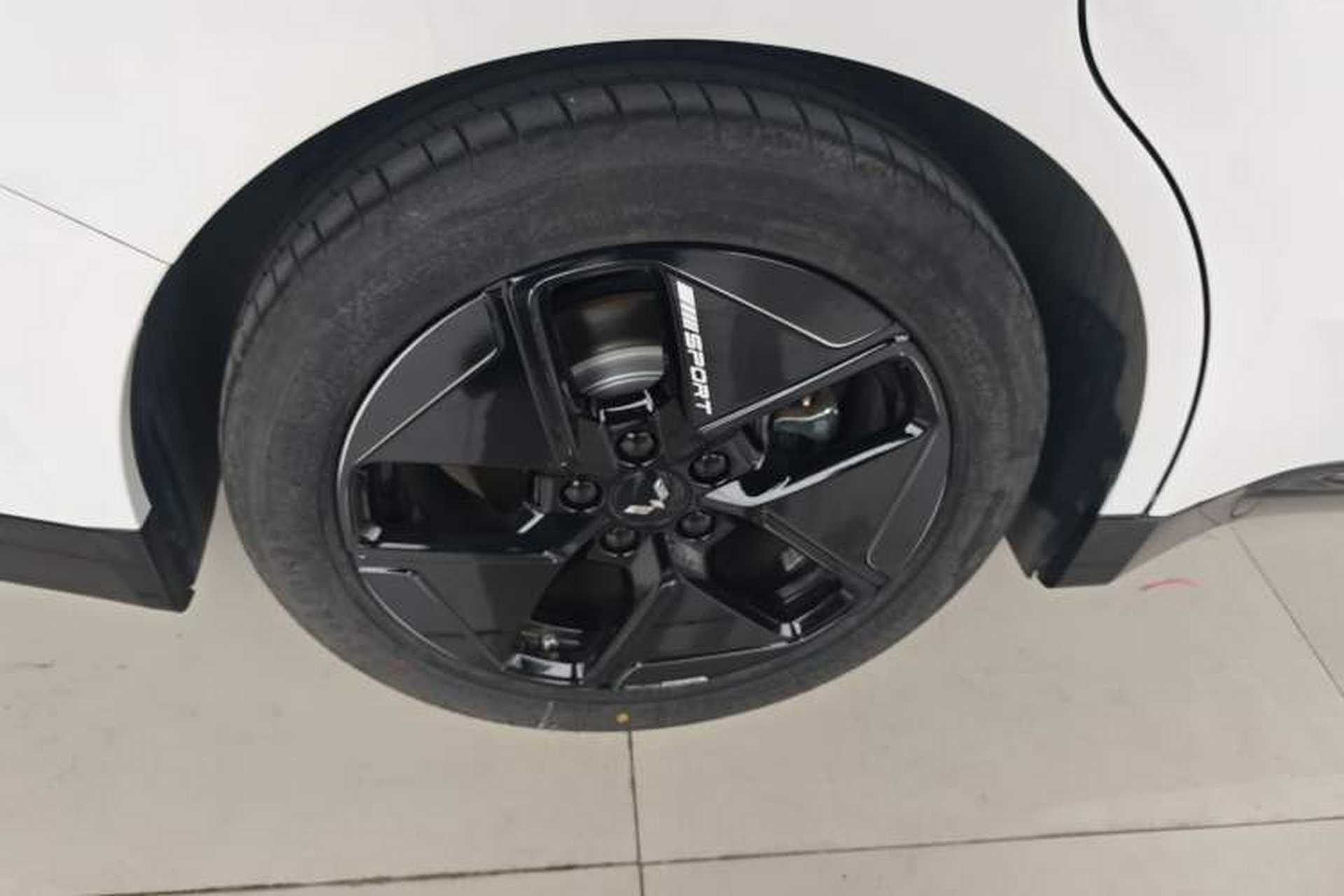 Used Wuling Xingguang 2024 Co-Creation Edition 150 Flagship Model Right Rear Wheel Hub