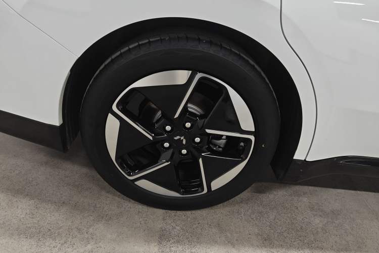 Used Wuling Xingguang 2024 Co-Creation Edition 510 Advanced Model Right Rear Wheel Hub