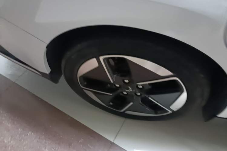 Used Wuling Xingguang 2024 Co-Creation Edition 510 Advanced Model Right Rear Wheel Hub