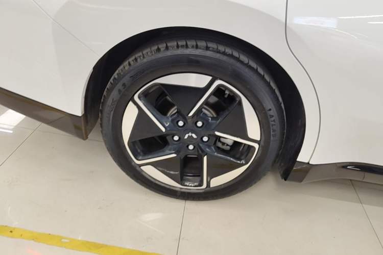 Used Wuling Xingguang 2024 Co-Creation Edition 510 Advanced Model Right Rear Wheel Hub