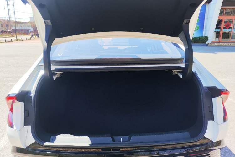 Used Wuling Xingguang 2024 Co-Creation Edition 410 Standard Model Trunk