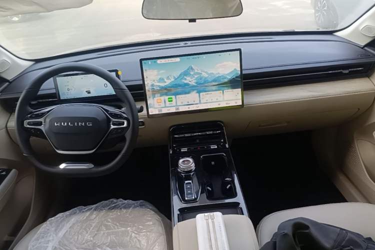 Used Wuling Xingguang 2024 Co-Creation Edition 510 Advanced Model Center Console